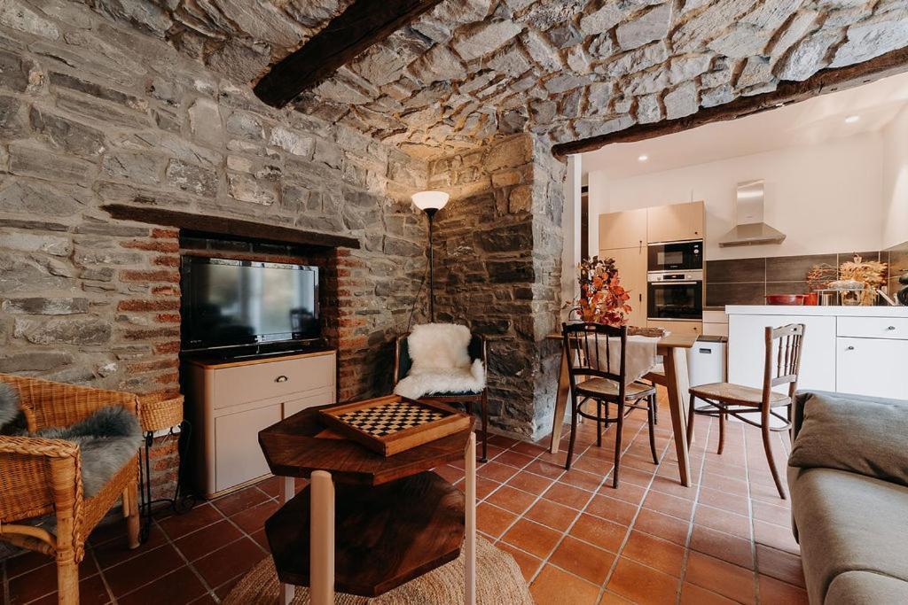Tiny Stone Apartment Maredret Exterior photo